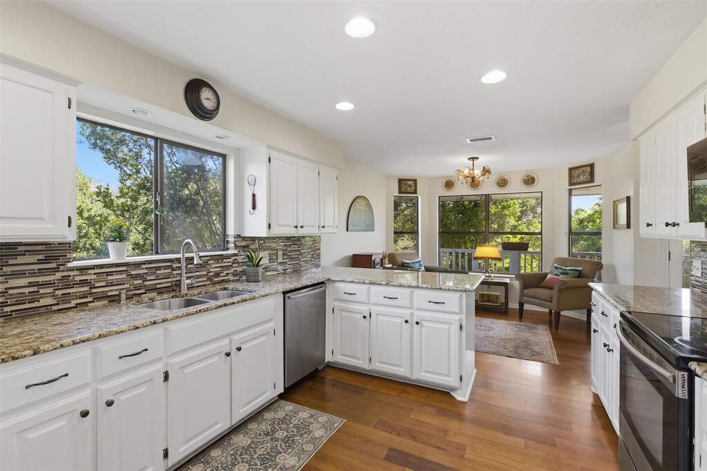 4 Bedroom Single Family Home/House's Image 3