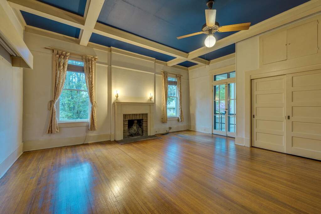 6 Bedroom Single Family Home/House's Image 7