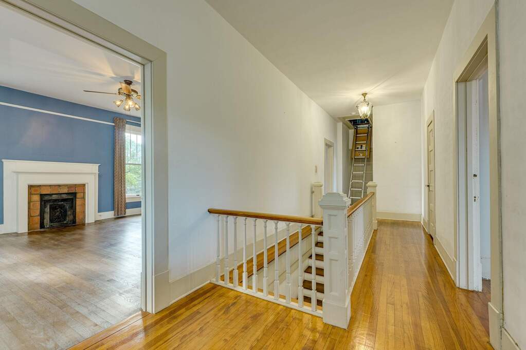 6 Bedroom Single Family Home/House's Image 9