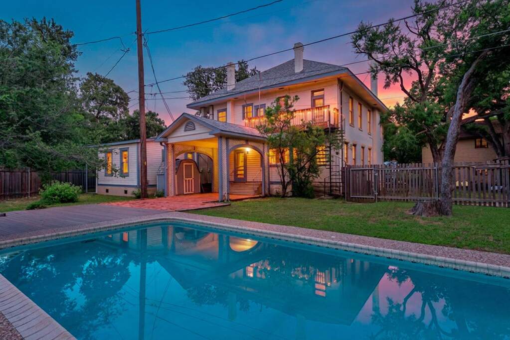 6 Bedroom Single Family Home/House's Image 14