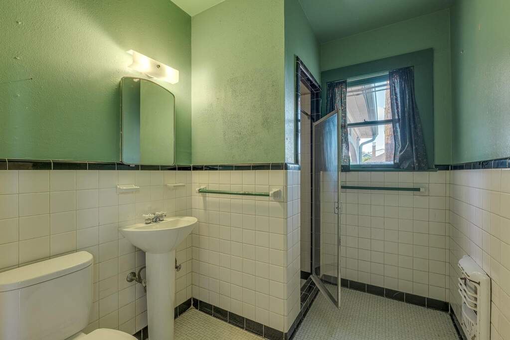 6 Bedroom Single Family Home/House's Image 6