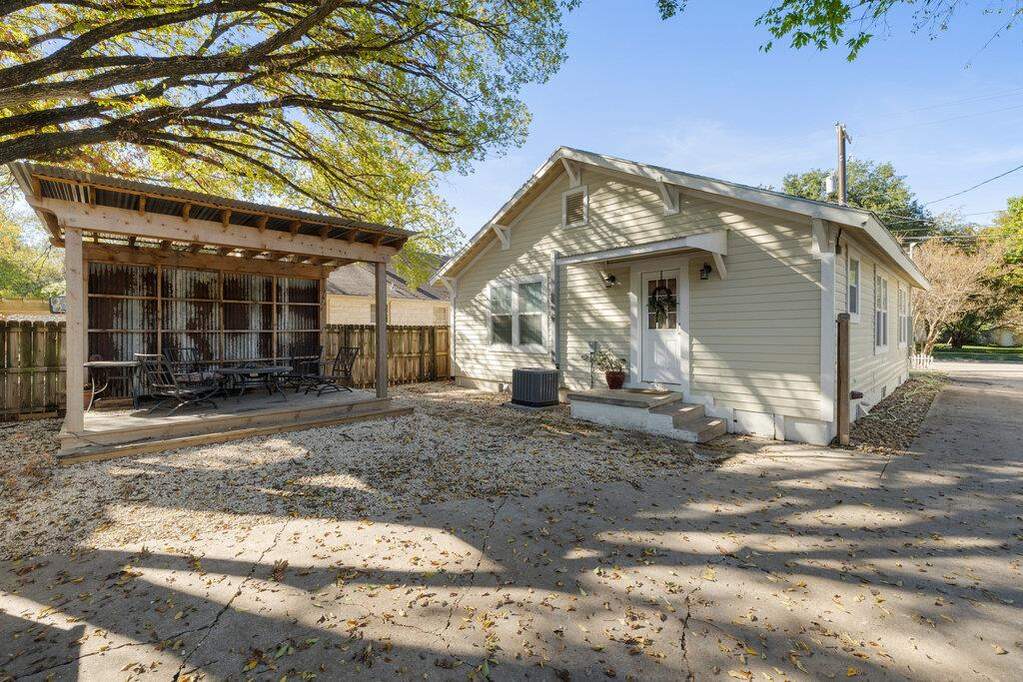 Single Family Home/House's Image 36