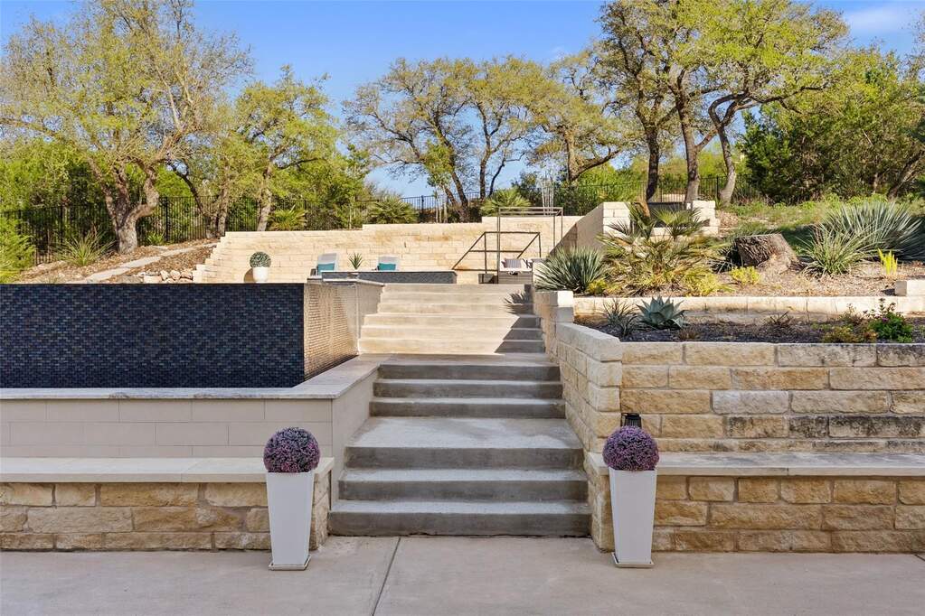 5 Bedroom Single Family Home/House's Image 15