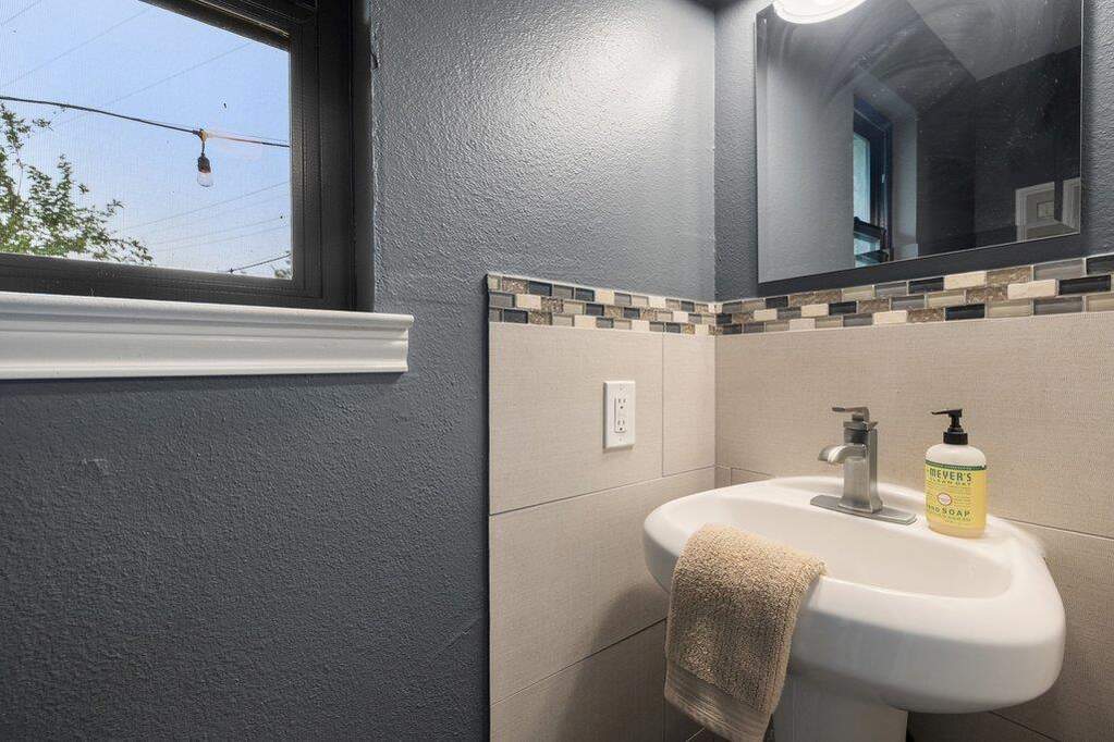 3 Bedroom Single Family Home/House's Image 20