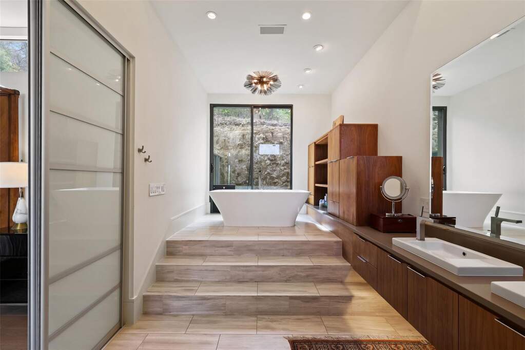 4 Bedroom Single Family Home/House's Image 16