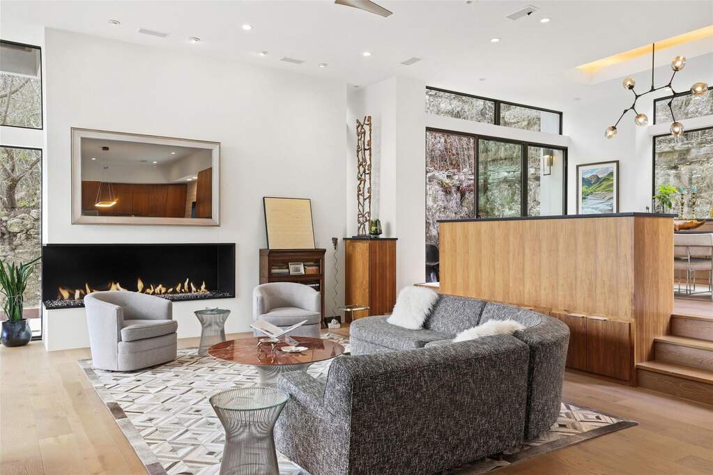 4 Bedroom Single Family Home/House's Image 3