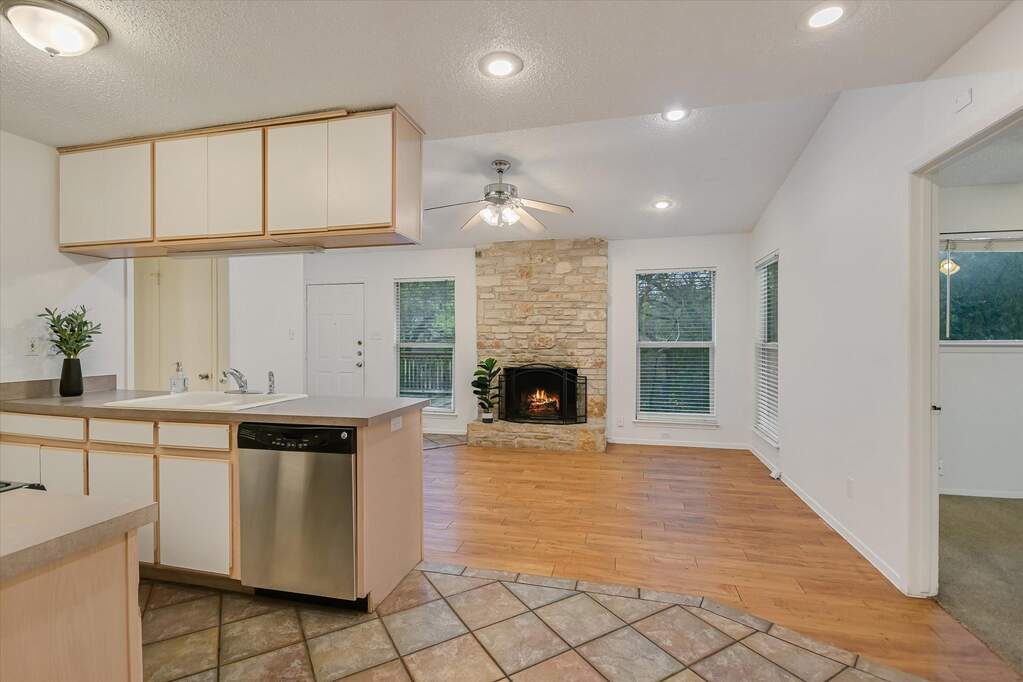 6 Bedroom Single Family Home/House's Image 11