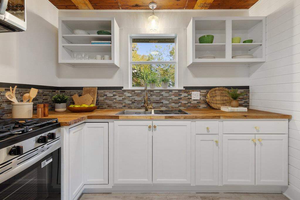 1223 - Kitchen with gas range and in-sink dishwasher.