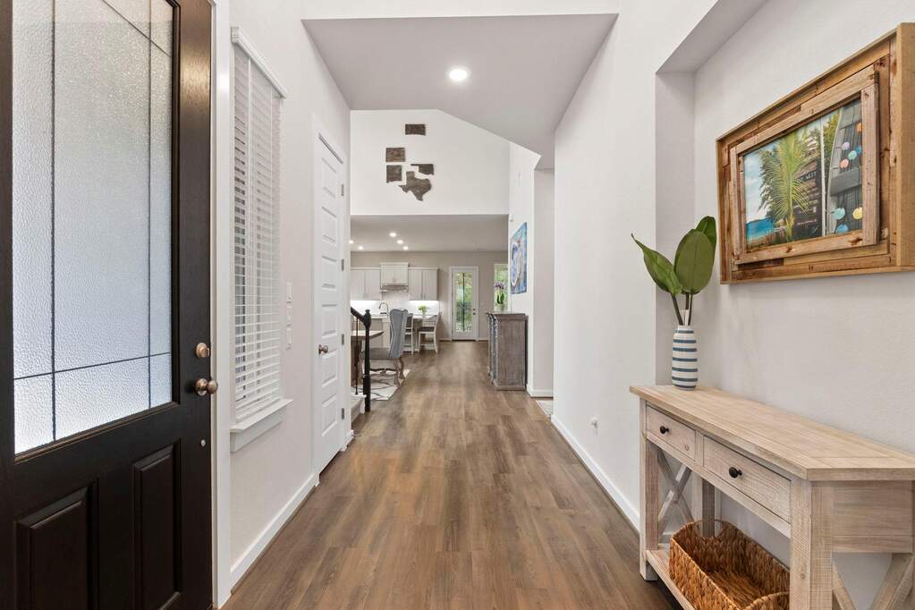 4 Bedroom Single Family Home/House's Image 3
