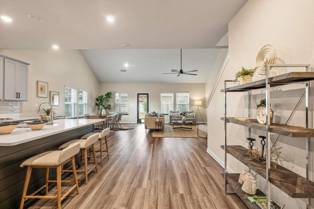 5 Bedroom Single Family Home/House's Image 3