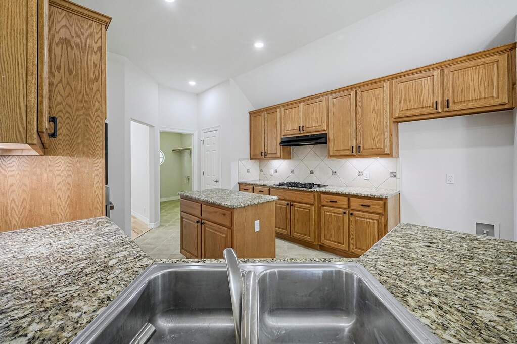 3 Bedroom Single Family Home/House's Image 8