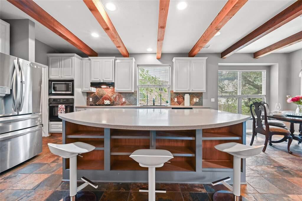 5 Bedroom Single Family Home/House's Image 3