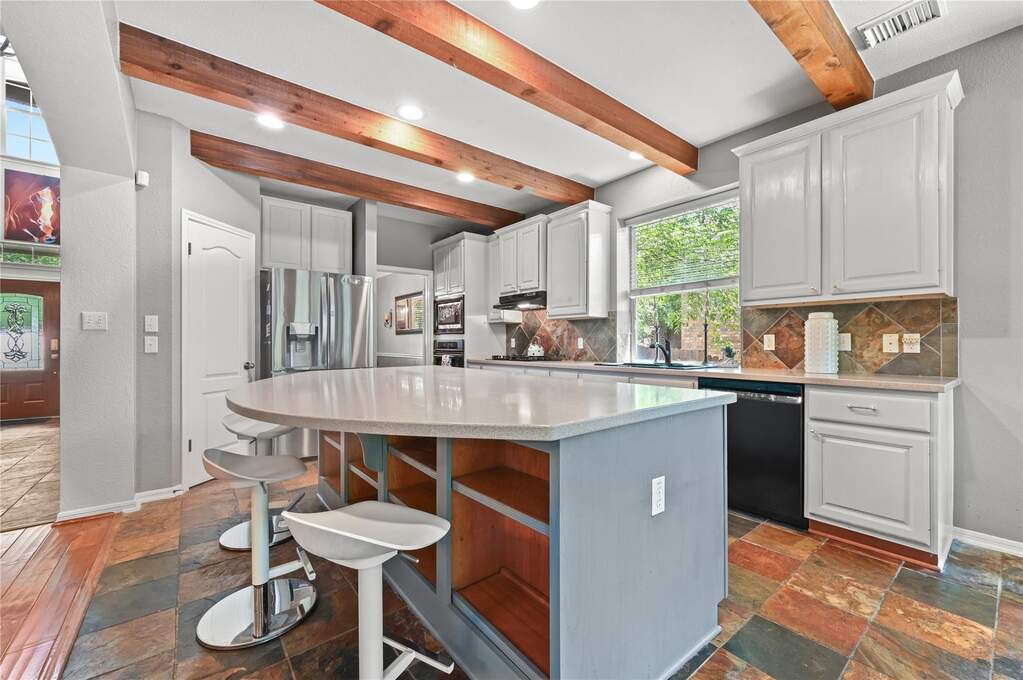 5 Bedroom Single Family Home/House's Image 4
