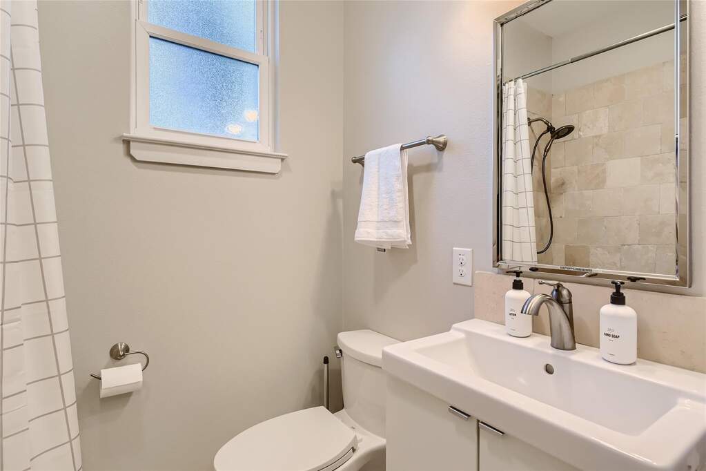 6 Bedroom Single Family Home/House's Image 7