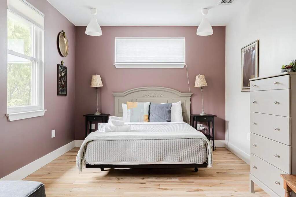 6 Bedroom Single Family Home/House's Image 6