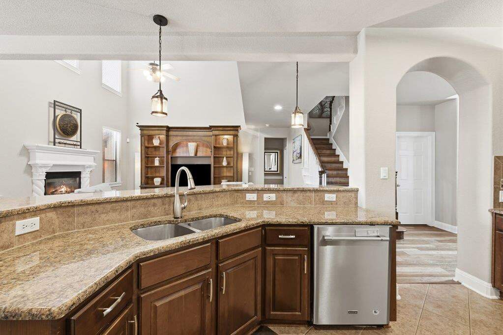 4 Bedroom Single Family Home/House's Image 4