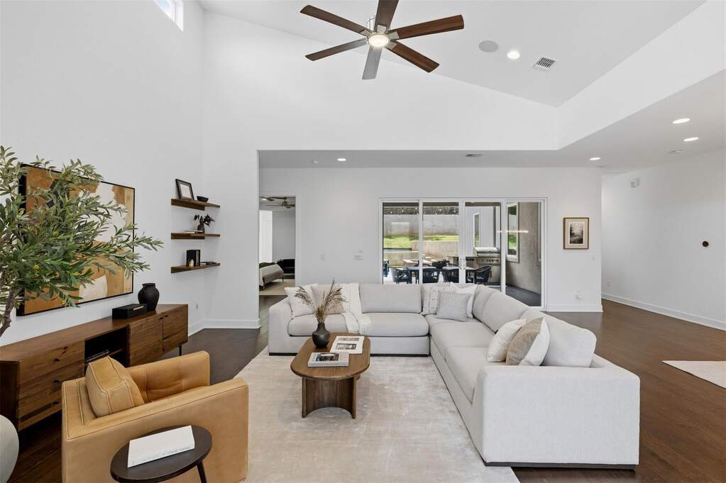 4 Bedroom Single Family Home/House's Image 9