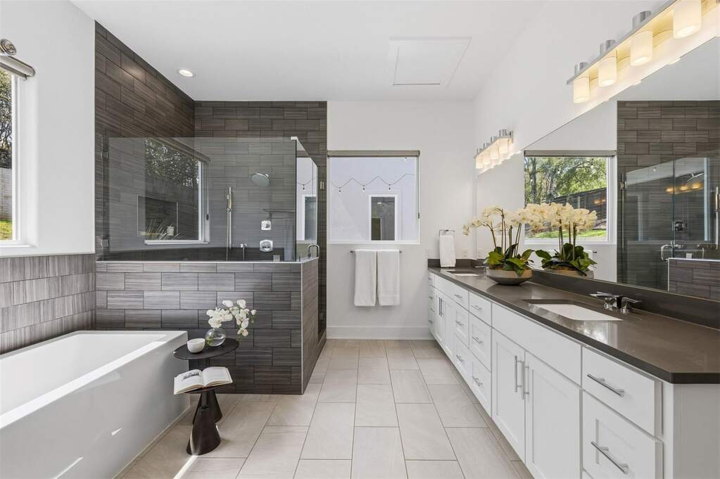 4 Bedroom Single Family Home/House's Image 3