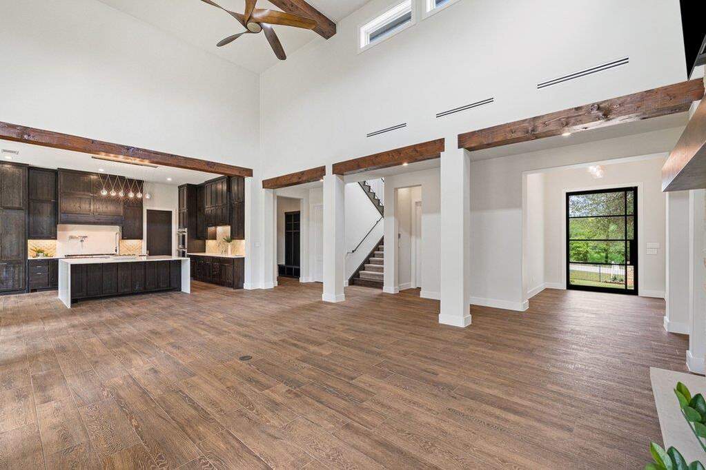 6 Bedroom Single Family Home/House's Image 11