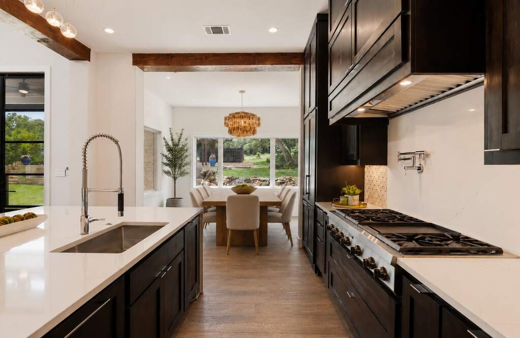 6 Bedroom Single Family Home/House's Image 14