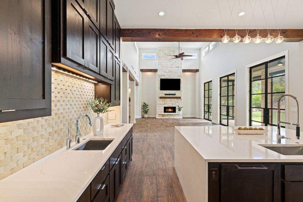 6 Bedroom Single Family Home/House's Image 15