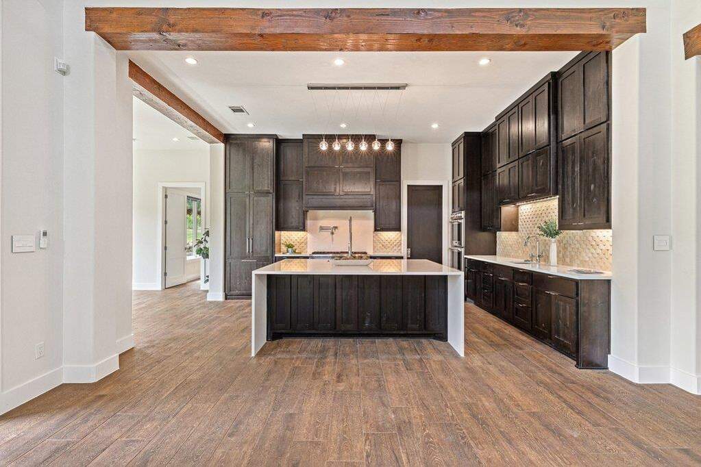 6 Bedroom Single Family Home/House's Image 16