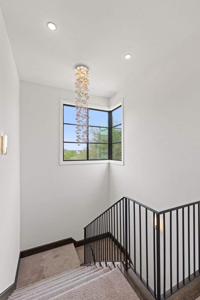 6 Bedroom Single Family Home/House's Image 27