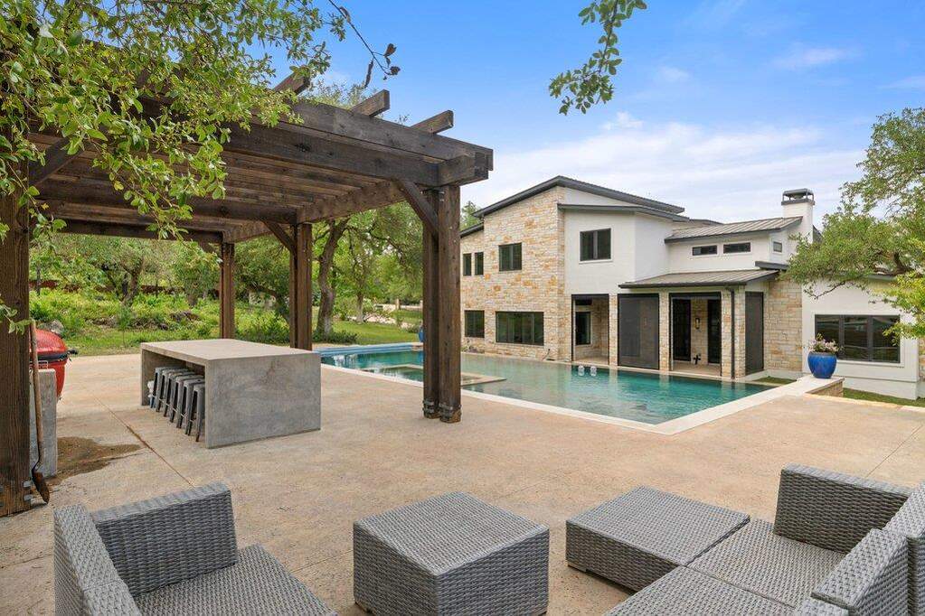 6 Bedroom Single Family Home/House's Image 3
