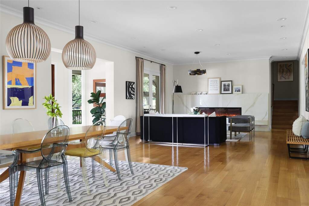 5 Bedroom Single Family Home/House's Image 3