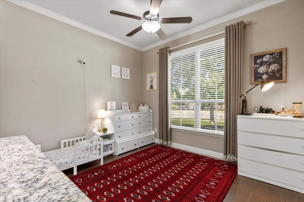 6 Bedroom Single Family Home/House's Image 16