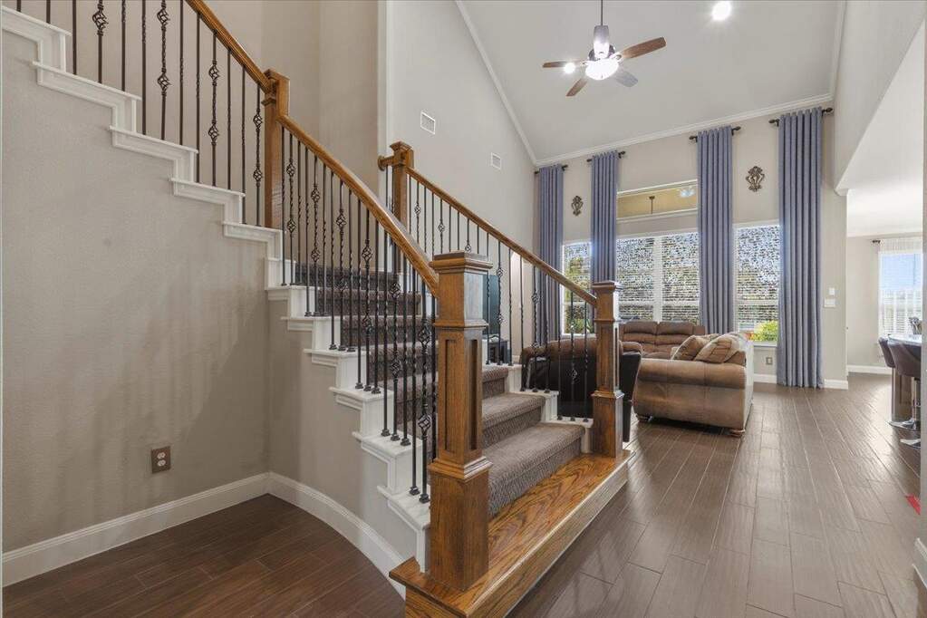 6 Bedroom Single Family Home/House's Image 22