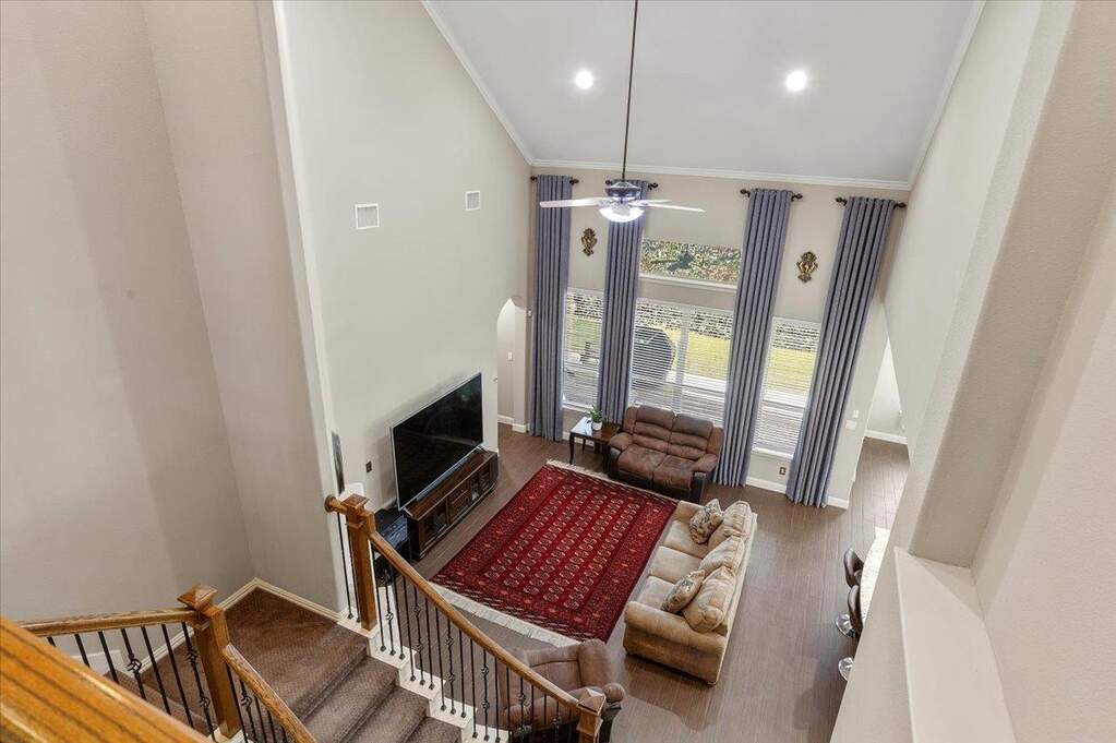 6 Bedroom Single Family Home/House's Image 23