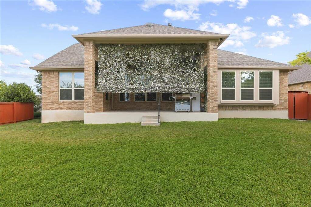 6 Bedroom Single Family Home/House's Image 32