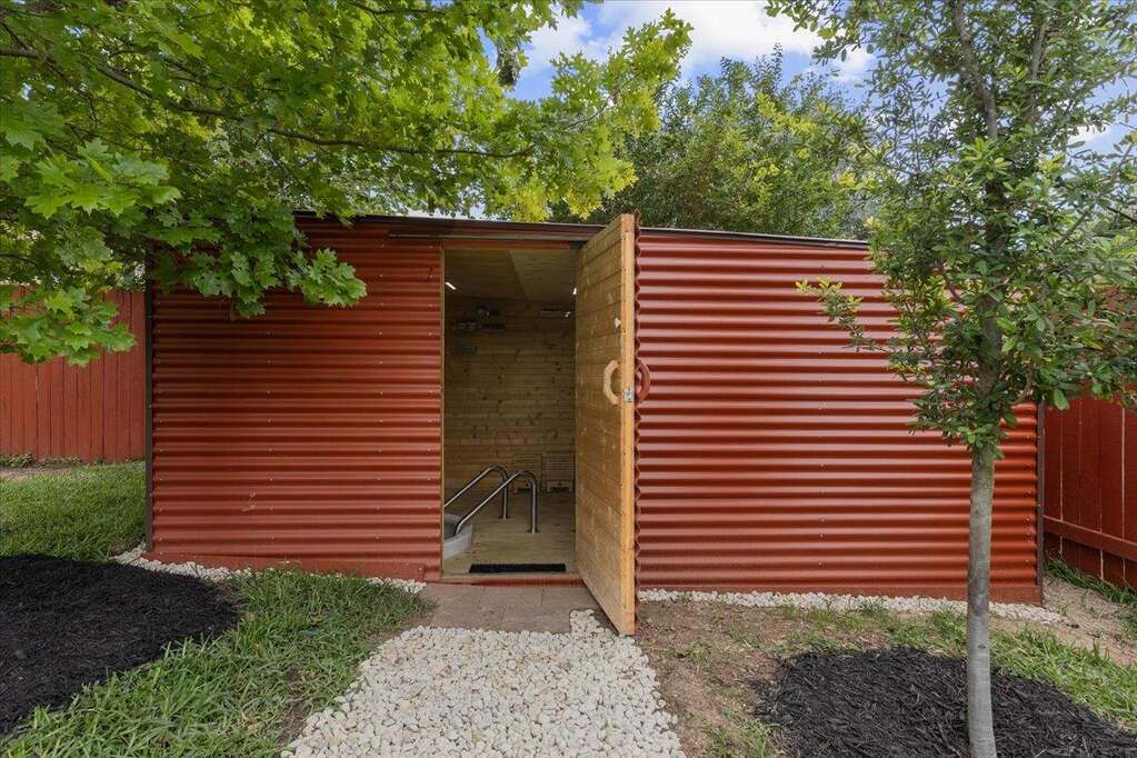 6 Bedroom Single Family Home/House's Image 34