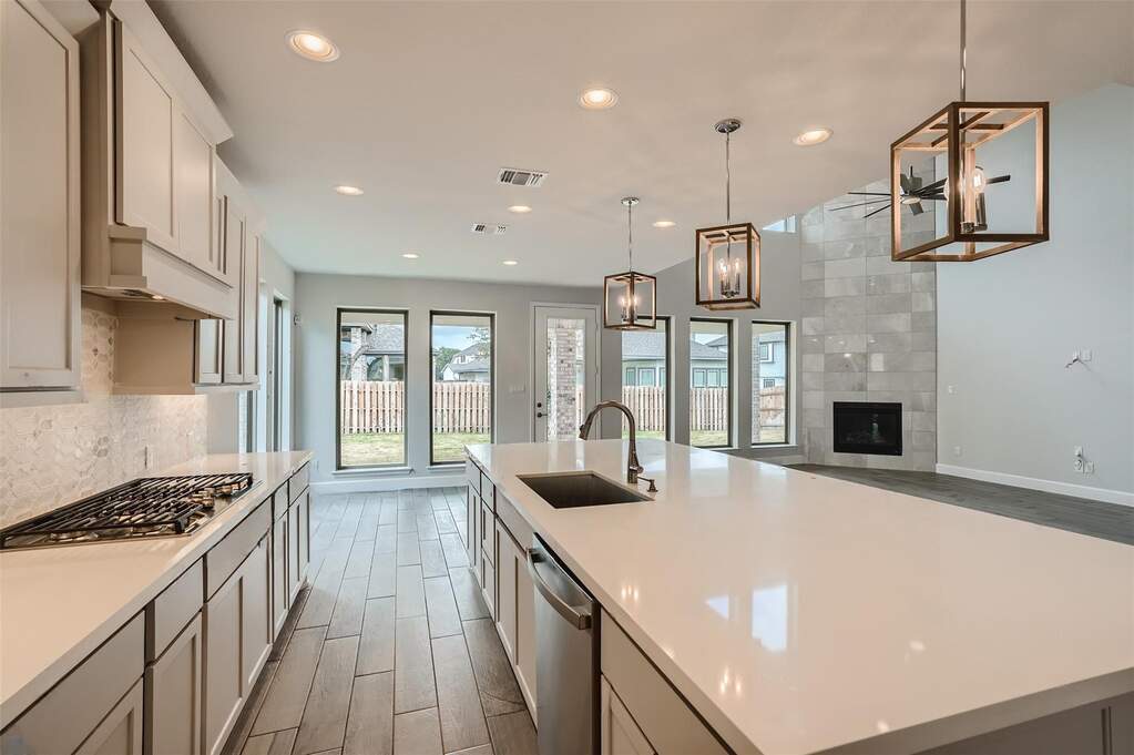 5 Bedroom Single Family Home/House's Image 3