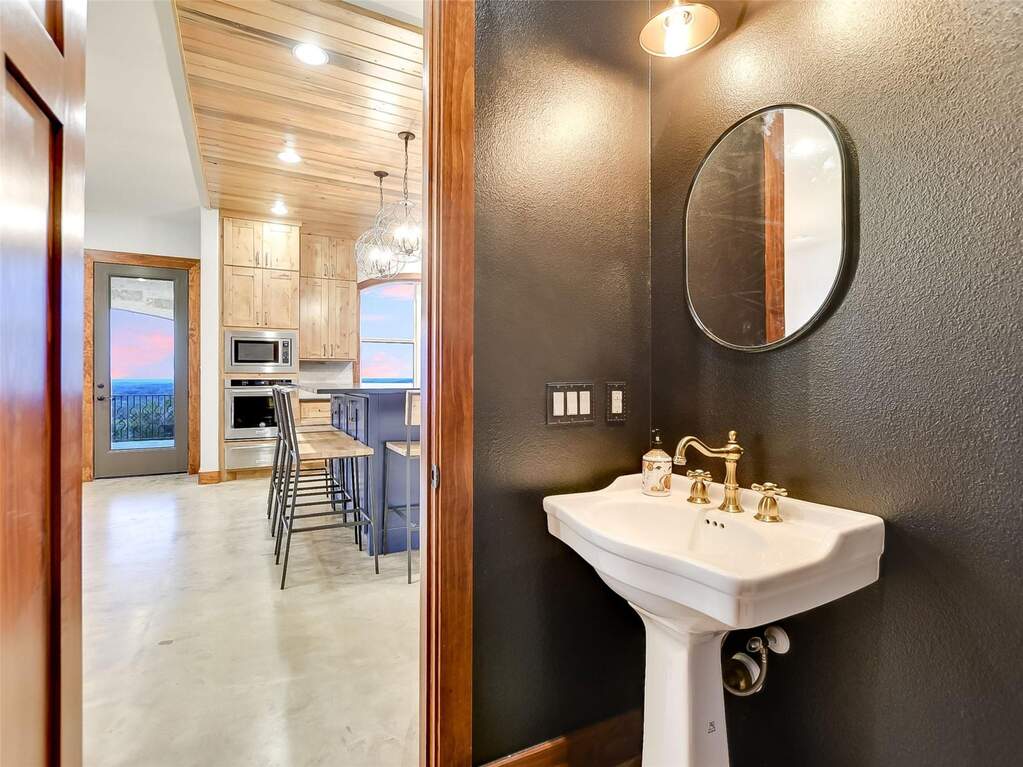 3 Bedroom Single Family Home/House's Image 8