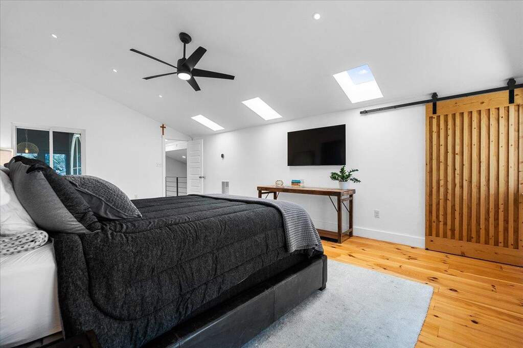 5 Bedroom Single Family Home/House's Image 10