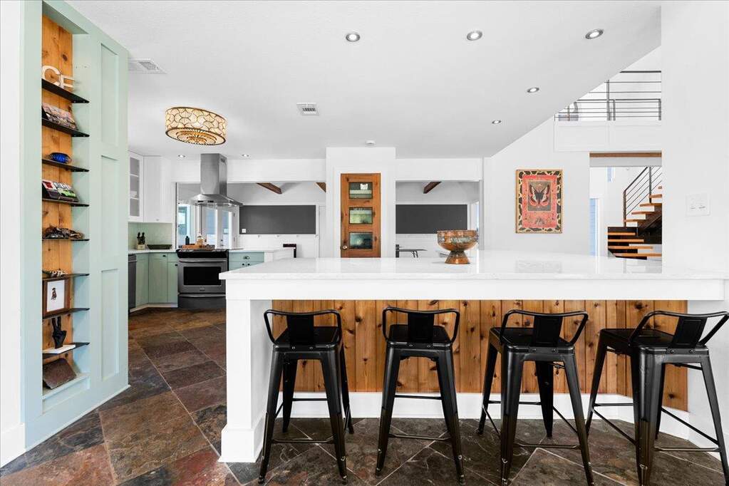 5 Bedroom Single Family Home/House's Image 4