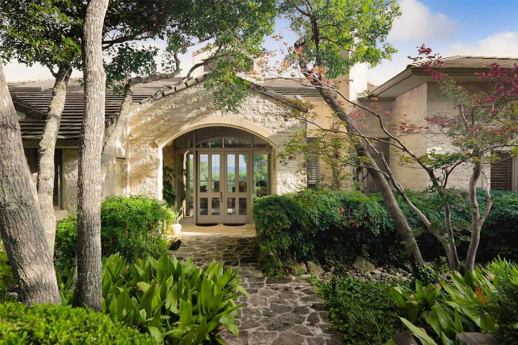 4 Bedroom Single Family Home/House's Image 7