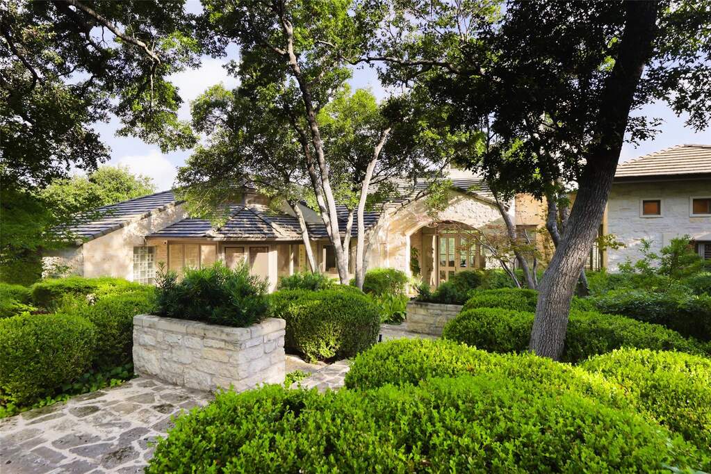 4 Bedroom Single Family Home/House's Image 8