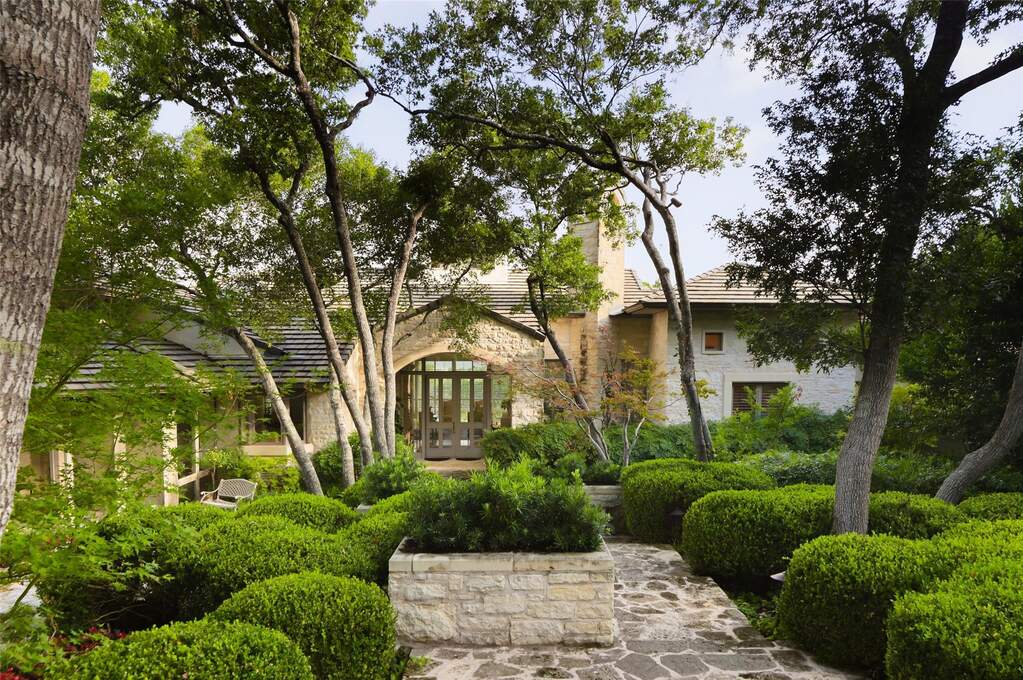 4 Bedroom Single Family Home/House's Image 9