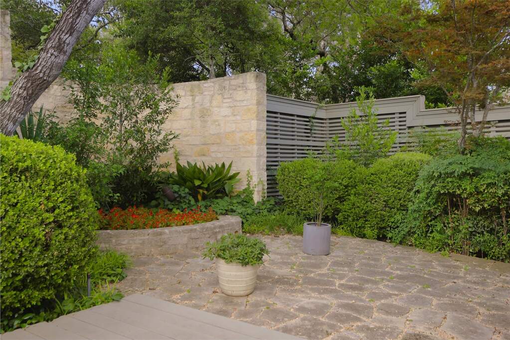 Current view of the private garden dedicated to the primary bathroom.