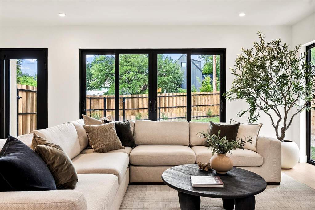 4 Bedroom Single Family Home/House's Image 7
