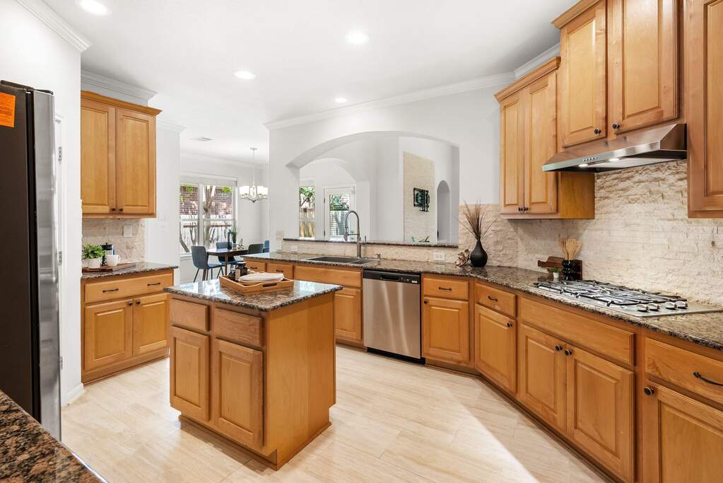 5 Bedroom Single Family Home/House's Image 6