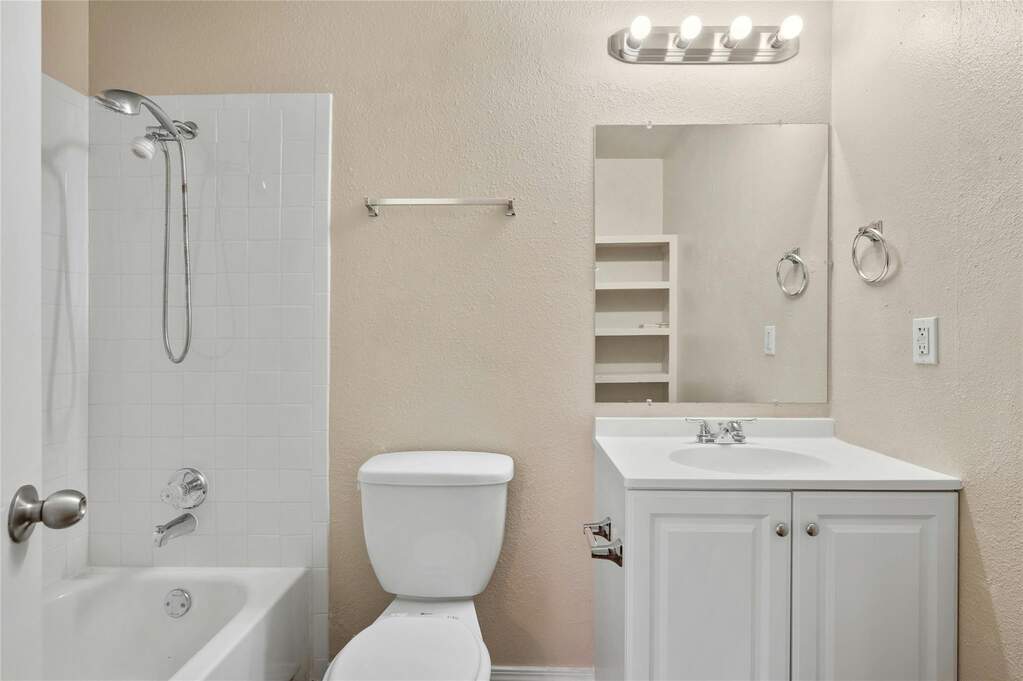 6 Bedroom Multi Unit's Image 11