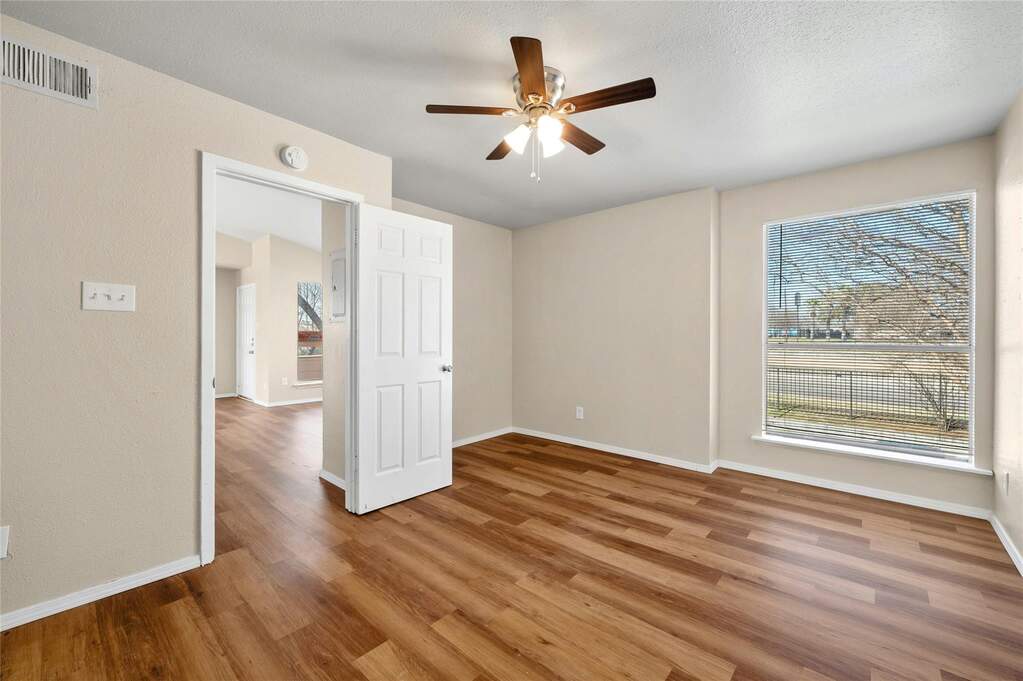6 Bedroom Multi Unit's Image 13