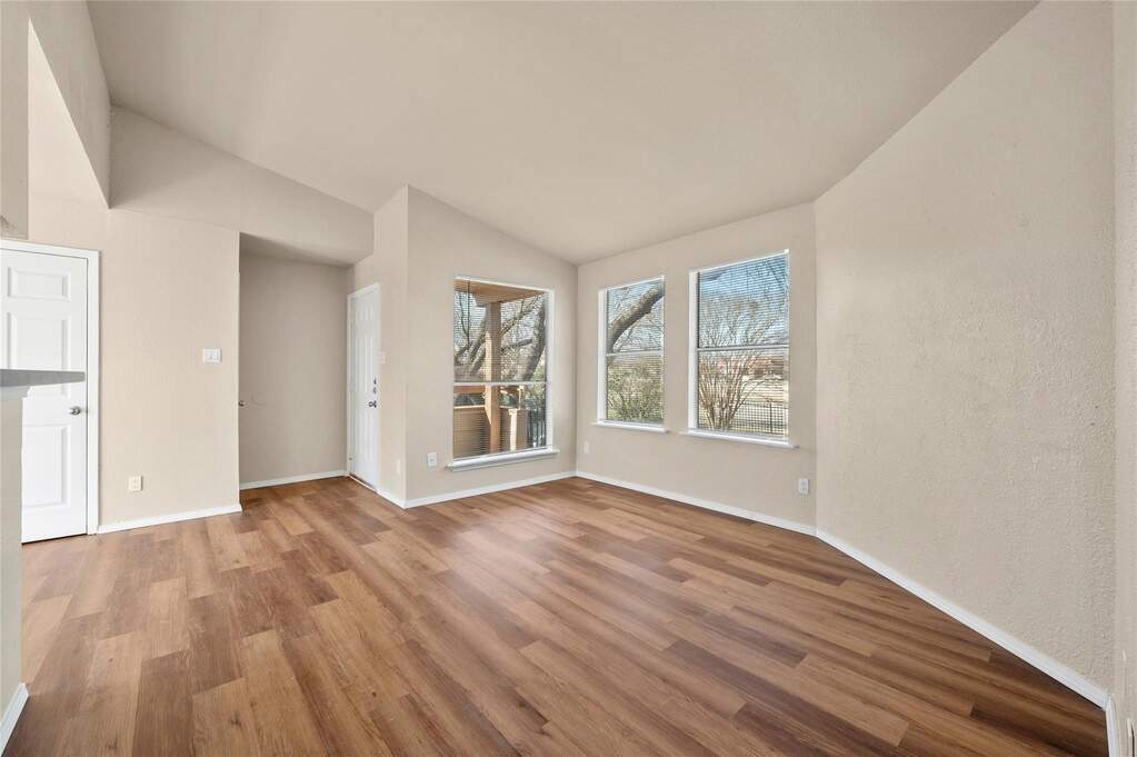 6 Bedroom Multi Unit's Image 6