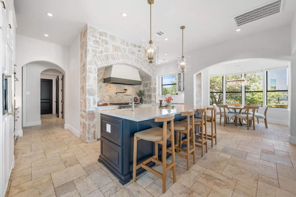 Kitchen with large island