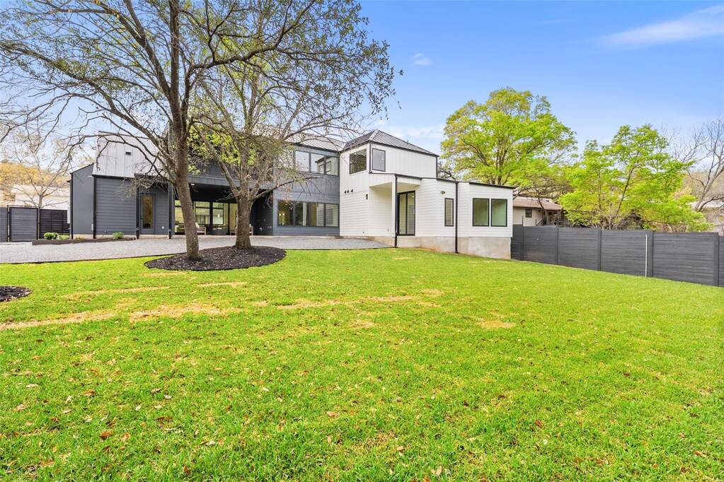 5 Bedroom Single Family Home/House's Image 22