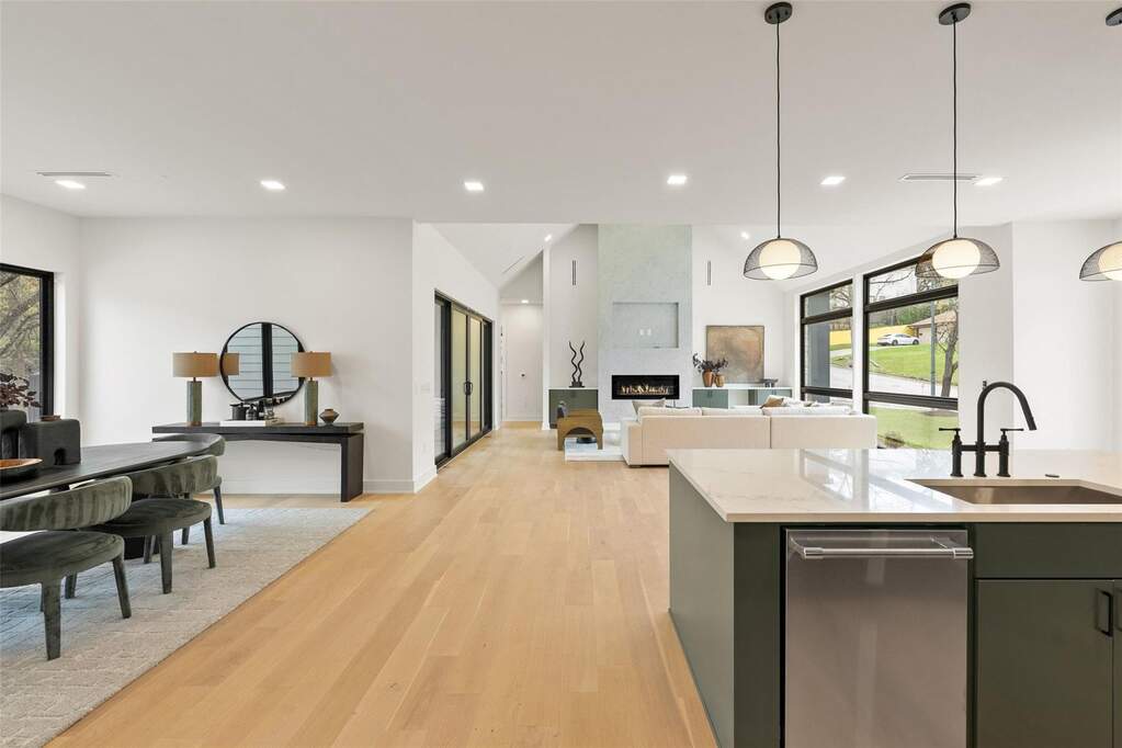 5 Bedroom Single Family Home/House's Image 23
